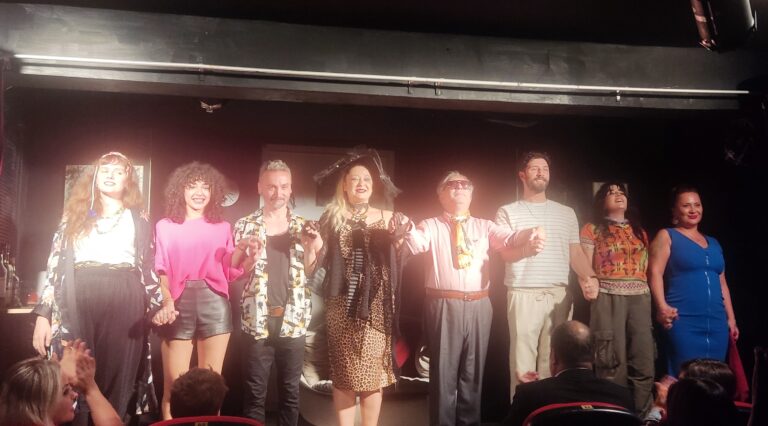 Şen Kızlar Ayakta Alkışlandı, Sonsuz Tiyatro’da Kahkaha Dolu Bir Gece (3)